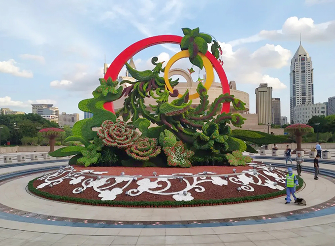 國(guó)慶立體花壇上海市人民廣場(chǎng)“鳳飛祥舞，日月同輝”04-上海黃浦官方微信.webp.jpg